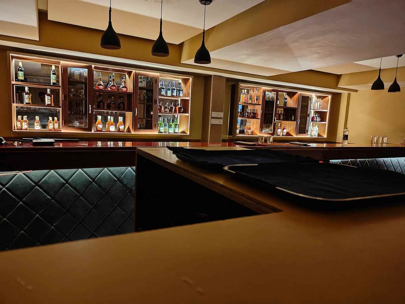 EXCLUSIVE BAR
